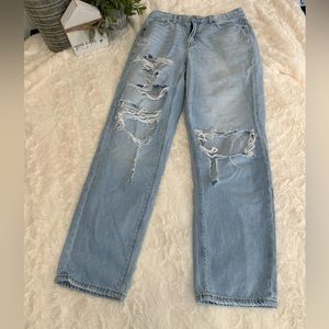 American Eagle Mom Straight Jeans. Size 4.
